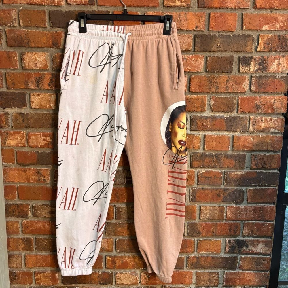 Aaliyah womens graphic jogger sweatpants tan S